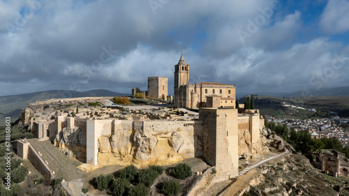Fotografi vista aérea con dron de la fortaleza de la mota en Alcalá la Real, Andalucía
