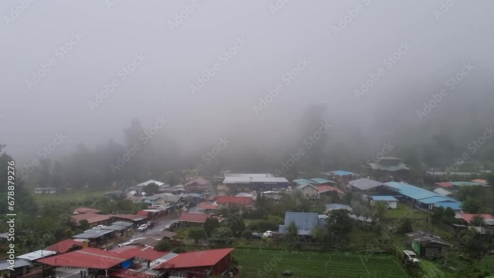 Vista panorámica de cerro Volcán un día de lluvia con neblina en boquete un panamá
