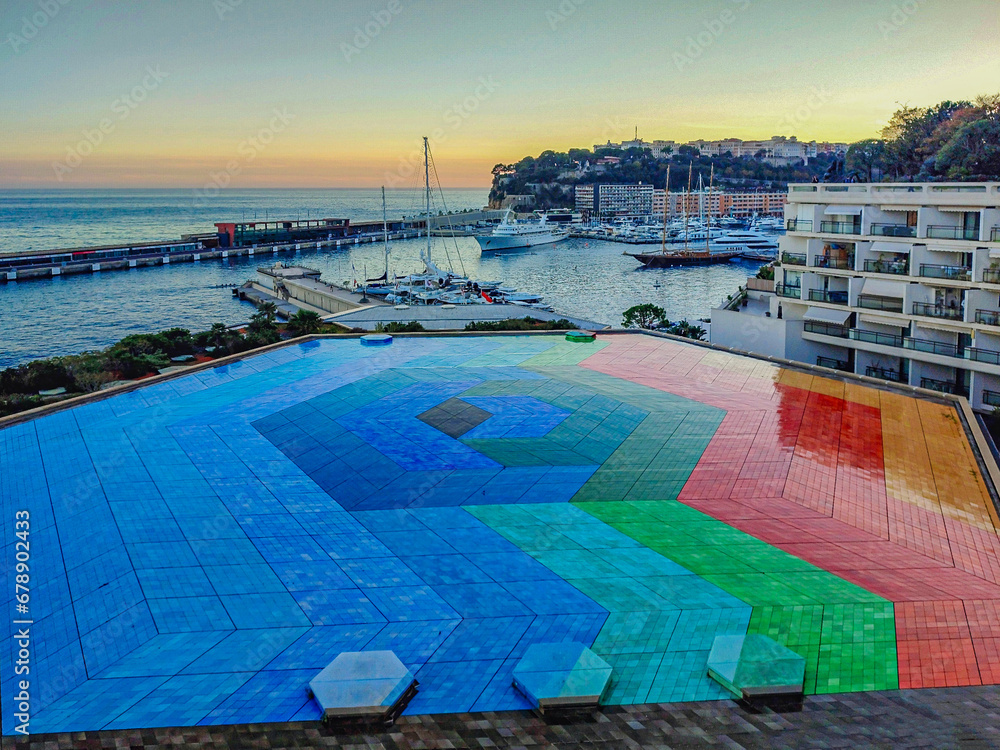 Fresque multicolore près du port Hercule à Monaco au soleil couchant