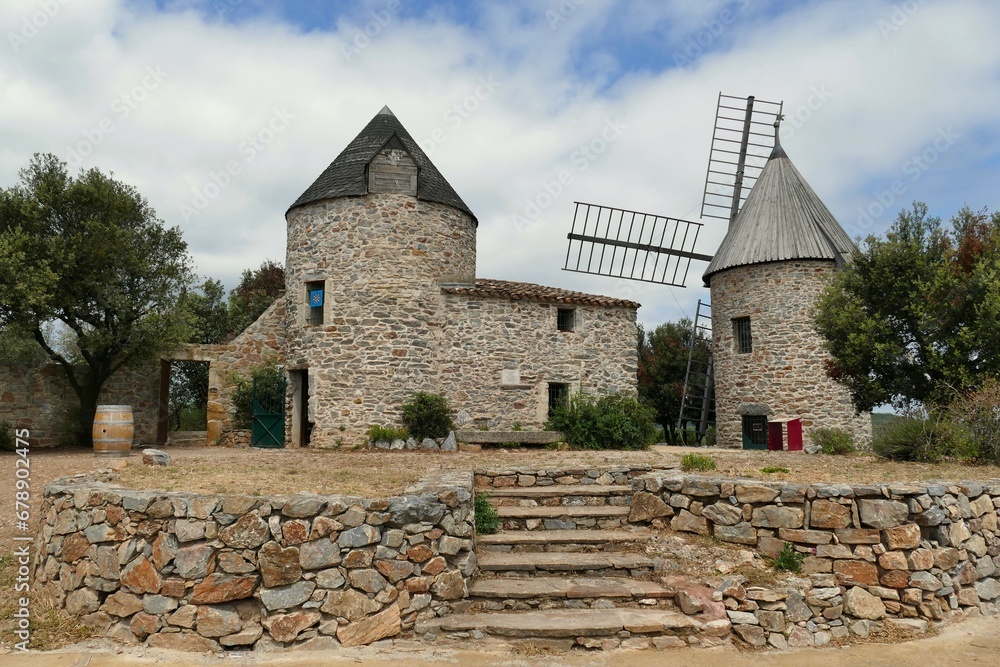 Lieu-dit « les 3 tours » sur les hauteurs de Faugères dans l’Hérault Lieu-dit « les 3 tours » sur les hauteurs de Faugères dans l’Hérault