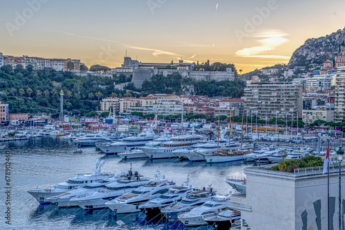 Coucher de soleil sur le rocher et le palais princier de Monaco photo