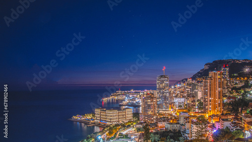 Panorama de nuit sur Monaco brillant de mille feux