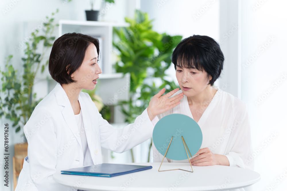 Obraz premium 美容整形外科でカウンセリングを受ける女性 アンチエイジングコンセプト