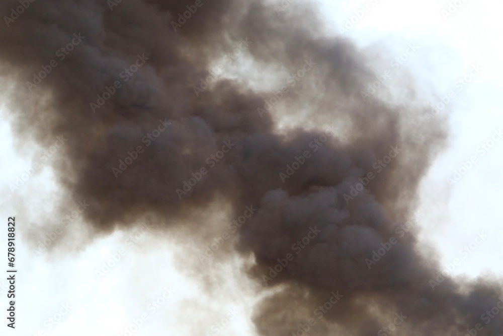Obraz premium Thick black smoke from a massive burning fire