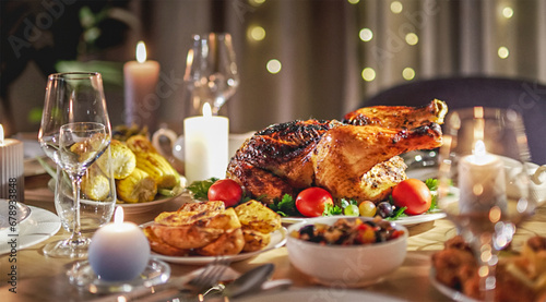 Table de repas de noël avec une dinde rôtie et des bougies