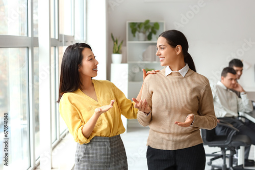 Business women talking in o...