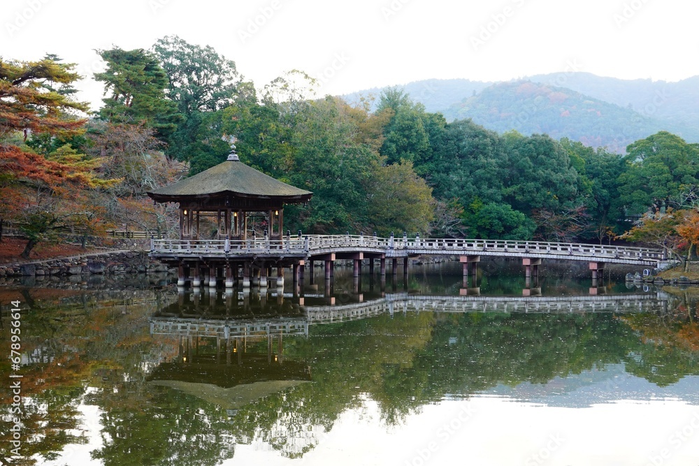 奈良　秋の鷺池と浮見堂