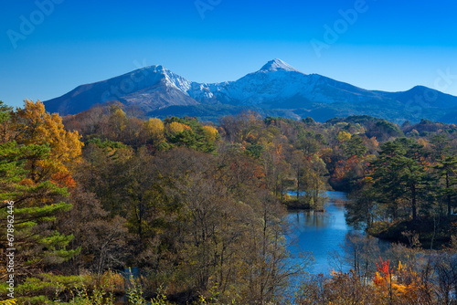 紅葉の中瀬沼と磐梯山