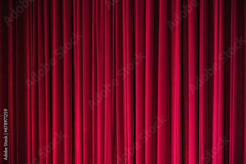 Foto Stage red velvet curtain under spotlight background.