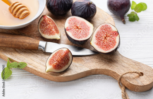 Fototapeta Naklejka Na Ścianę i Meble -  Fresh ripe figs