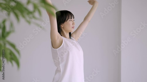 ストレッチをする白い服の若い女性 photo