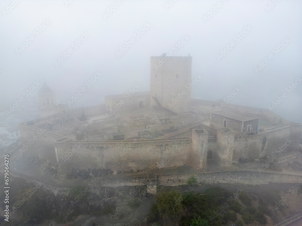 el hermoso castillo de Alcaudete rodeado por un banco de niebla, Andalucía