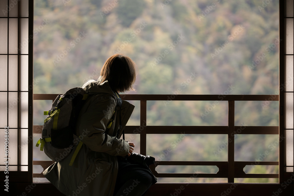 Φωτογραφία 和室から紅葉の山をを見つめる女性　クローズアップの顔無し