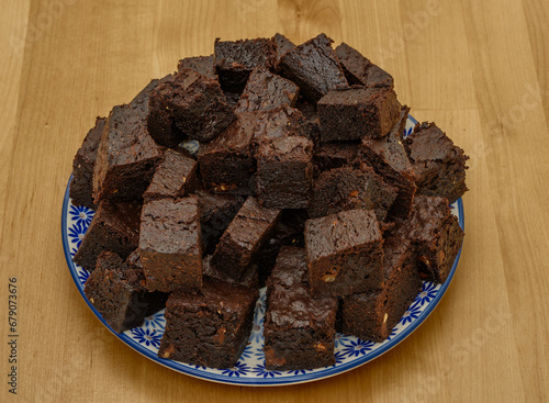 Czekoladowe ciasto Brownie pokrojone na kawałki na talerzu