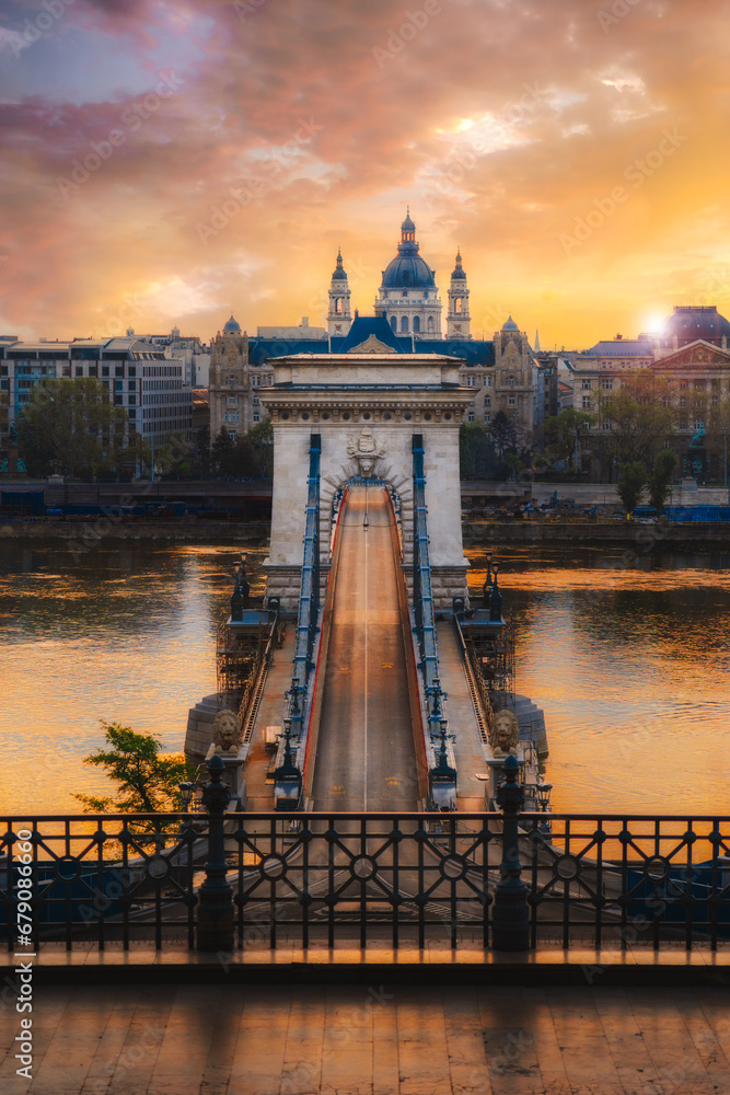 Fototapeta premium Dawning Beauty: Szechenyi Bridge in Budapest