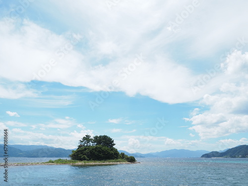 青い海と島のある風景