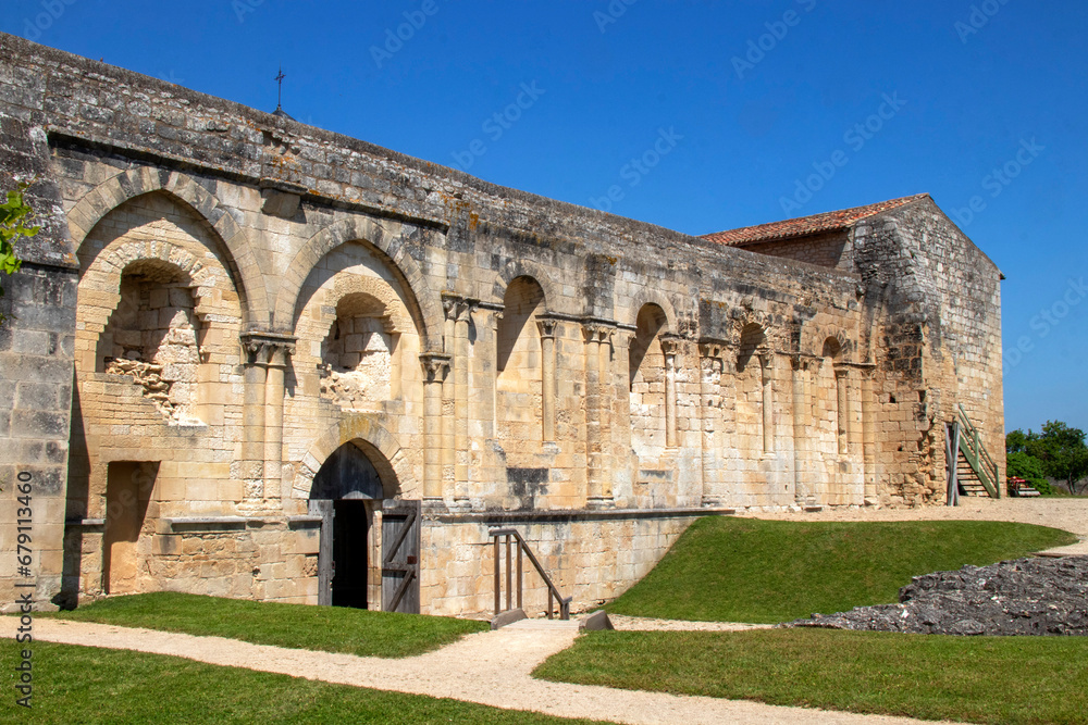 Nieul-sur-l'Autise. Mur du cloître de l'abbaye Saint-Vincent. Vendée. Pays de la Loire