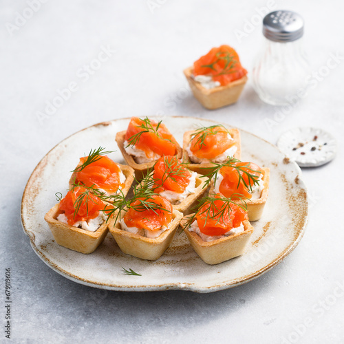 Smoked salmon tartlets with fresh dill