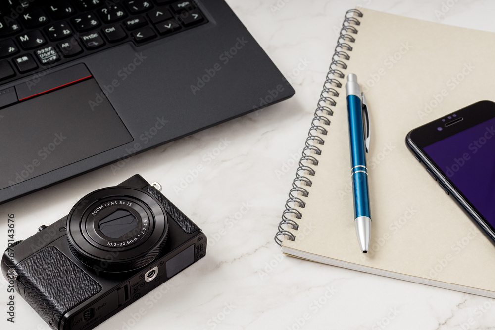 Fototapeta premium ビジネスシーン｜デスクの俯瞰撮影