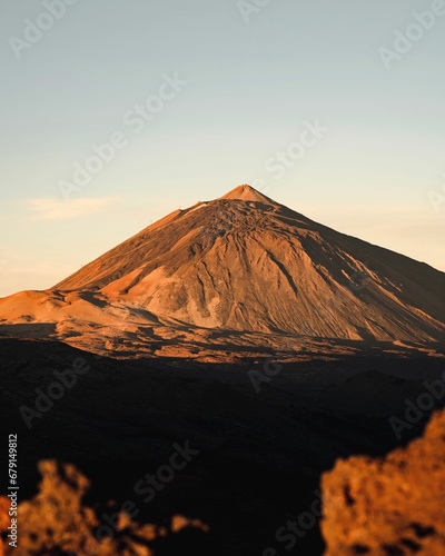 Foto there is a mountain that looks like it is in the distance: El Teide, volcano, Te