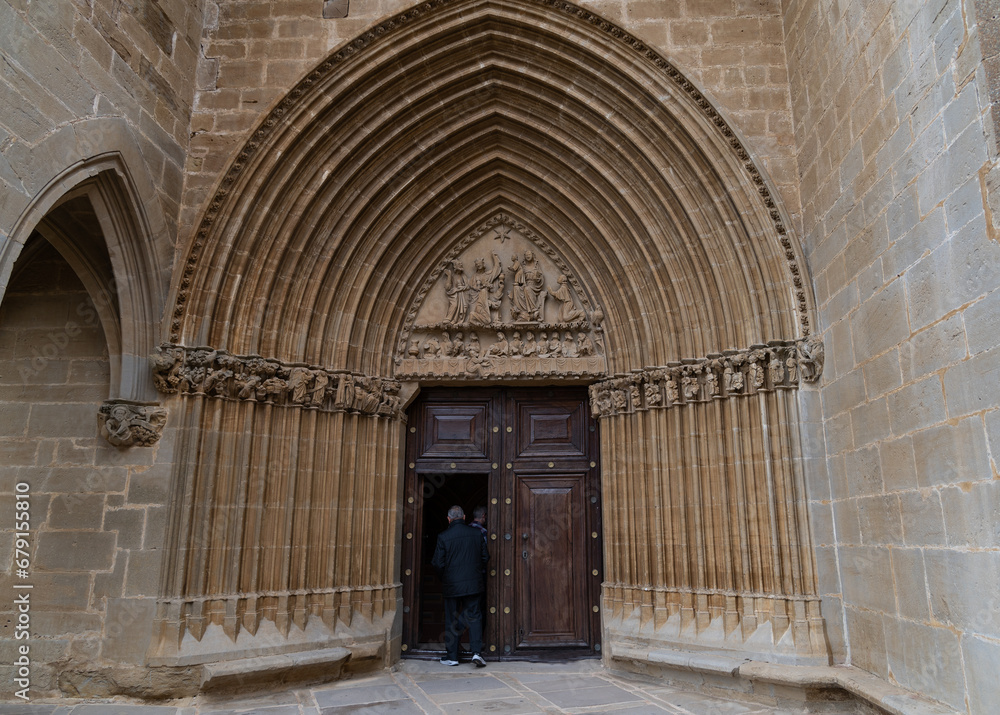 Vista del arco gótico de entrada a la iglesia medieval de Ujué, Navarra, España.