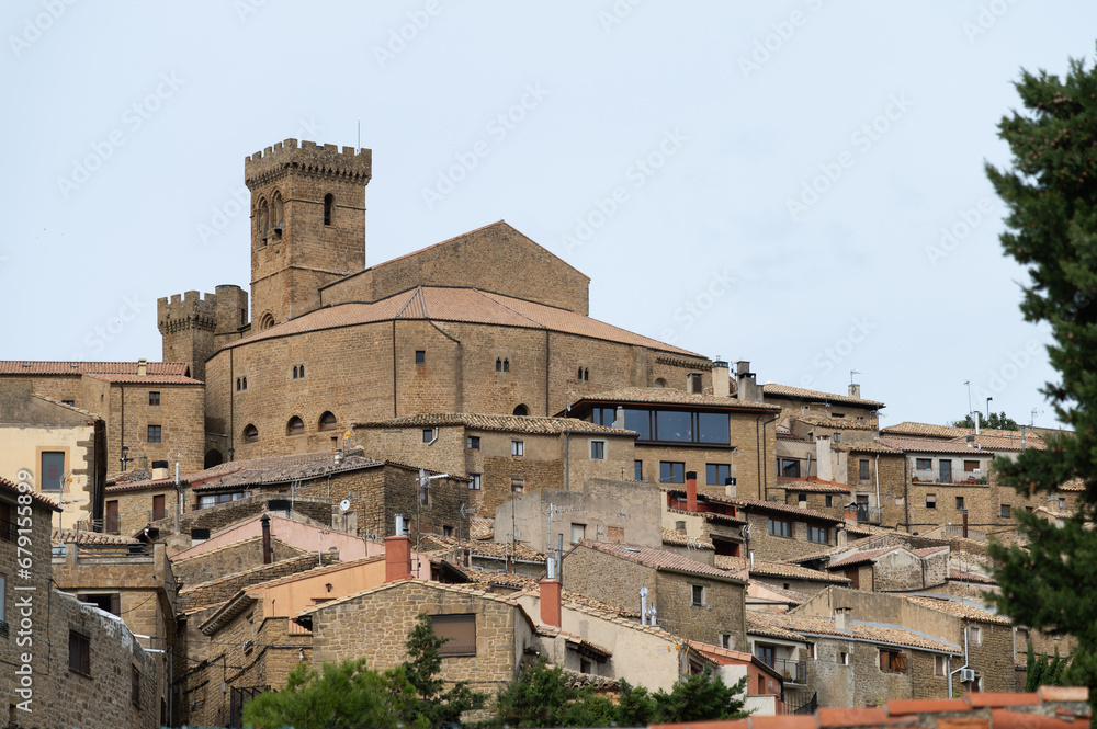 Vista del casco antiguo medieval de Ujué, Navarra, España.