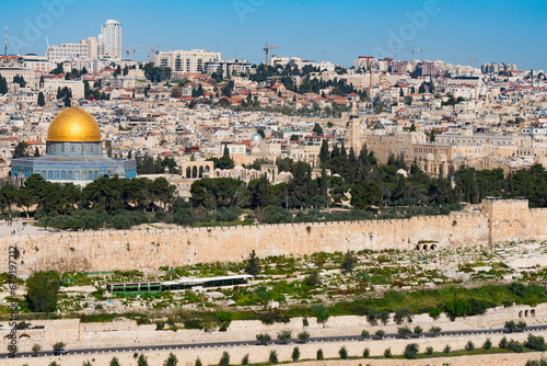 Jerusalem mit der goldenen Kuppel des Felsendoms und dem zugemauerten Westtor ("Goldenes Tor", "Tor des Erbarmens")