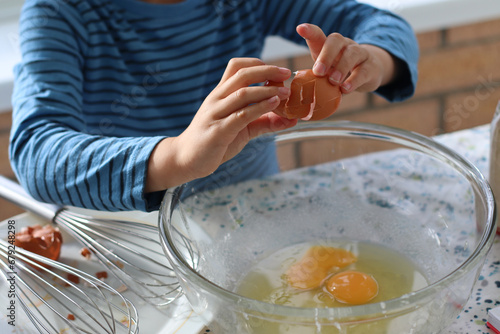 Cuadro en lienzo Child broke fresh egg