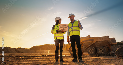 Foto Caucasian Male Engineer Talking To Female Hispanic Architect With Laptop On Construction Site Of New Building