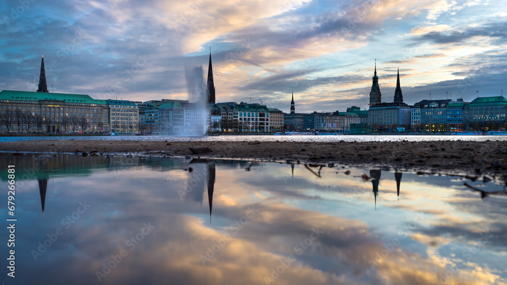 Fototapeta premium Hamburg City Silhouette Spiegelung Alster