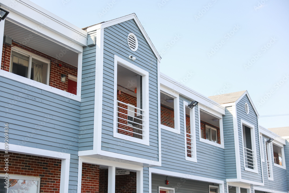 townhomes under a blue sky, symbolizing the dynamic housing market amidst rising prices and mortgage demands