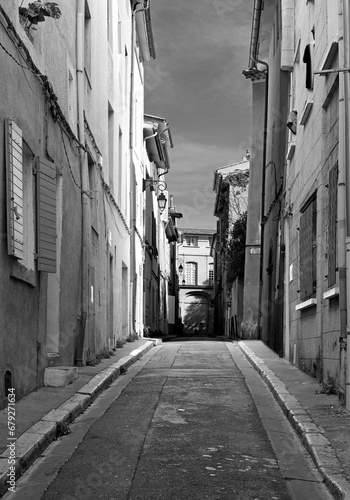 Ruelle typique d une petite ville du sud de la France dans un quartier populaire  en noir et blanc.