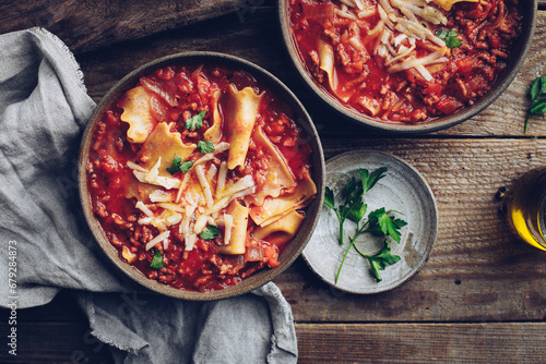 soupe de tomate et pâtes fait maison à la sauce viande hachée, lasagna soup	 photo