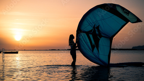 Ragazza kite surf photo