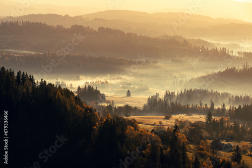 Fototapeta Naklejka Na Ścianę i Meble -  Górzysty krajobraz jesienny