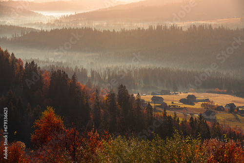 Fototapeta Naklejka Na Ścianę i Meble -  Krajobraz jesienny w Beskidach. Mgliste góry o świcie. Relaks, wypoczynek i pastelowy wschód słońca.