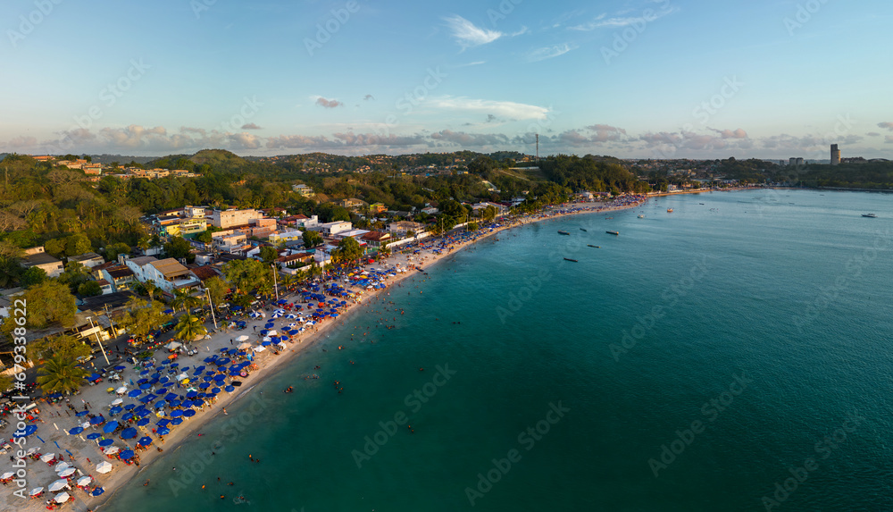 Imagem aérea em 360 graus da Praia de São Tomé de Paripe, localizada na cidade de Salvador, no estado da Bahia, em um final de tarde de um feriado.