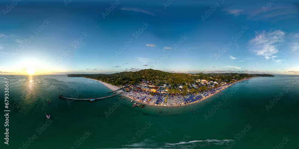 Imagem aérea em 360 graus da Praia de São Tomé de Paripe, localizada na cidade de Salvador, no estado da Bahia, em um final de tarde de um feriado.