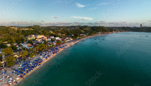 Imagem aérea em 360 graus da Praia de São Tomé de Paripe, localizada na cidade de Salvador, no estado da Bahia, em um final de tarde de um feriado.