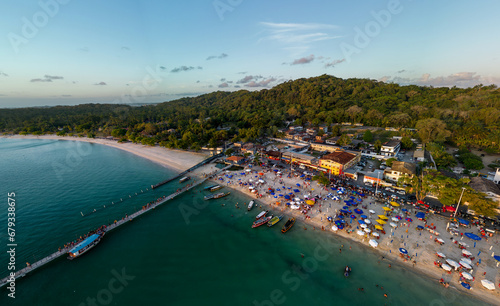 Imagem aérea da Praia de São Tomé de Paripe, localizada na cidade de Salvador, no estado da Bahia, em um final de tarde de um feriado.