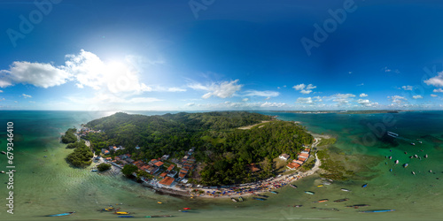 Imagem aérea em 360 graus da praia das Neves e da em Ilha de Maré, localizada no município de Salvador, no estado da Bahia, Brasil