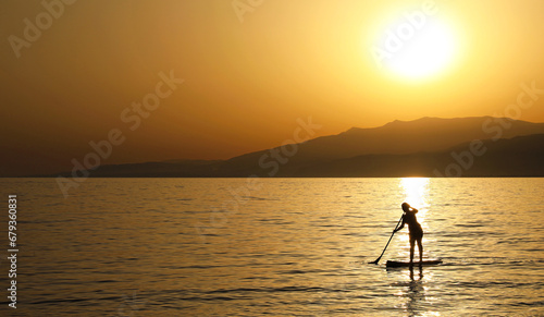 mujer haciendo paddle surf o surf de remo al atardecer en cabo de gata almería 4M0A0835-as23
