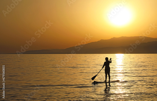 mujer haciendo paddle surf o surf de remo al atardecer en cabo de gata almería 4M0A0839-as23