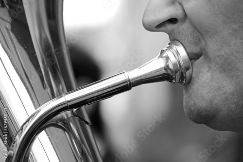 persona hombre músico tocando el instrumentos de viento metal tuba blanco y negro 4M0A6552-as23 photo