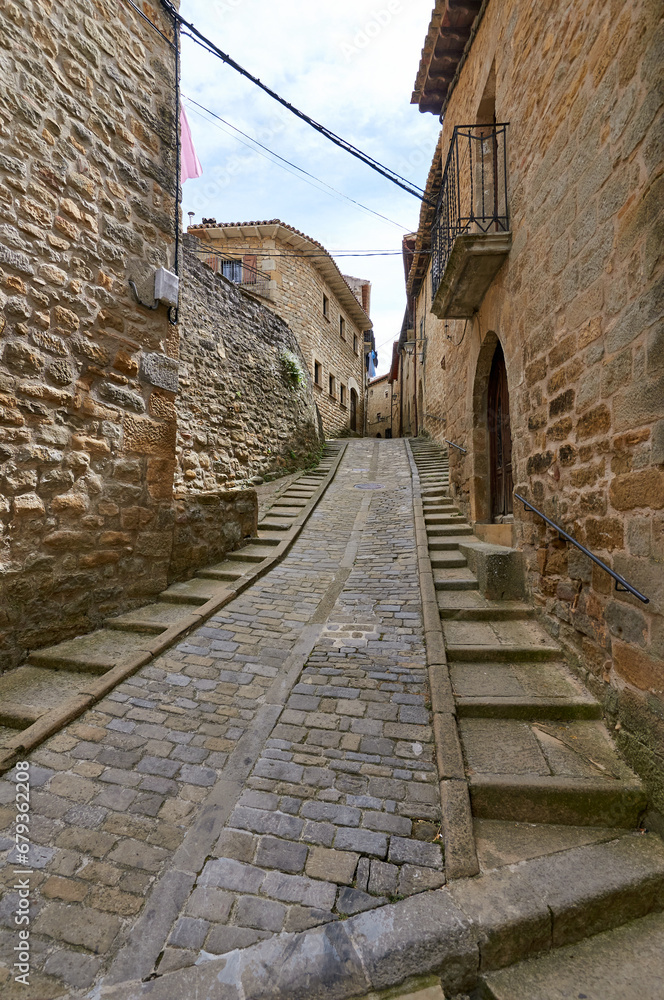 Old street in Sos del Rey Católico