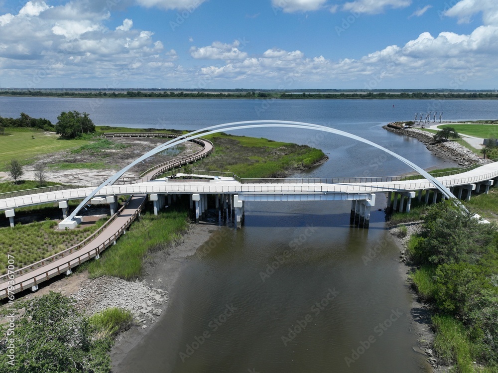 Naklejka premium Scenic view of a bridge arching over a body of water, North Charleston Park