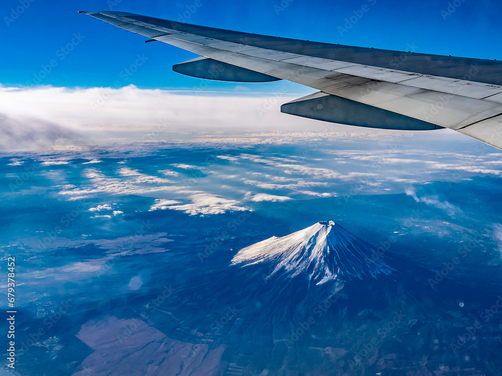 Obraz premium 空から見た富士山と雲