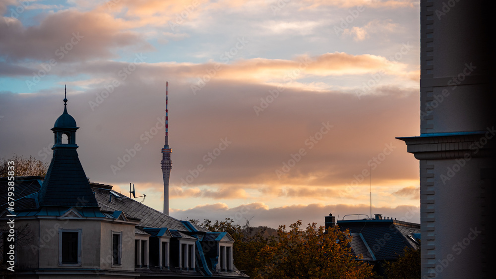 Fototapeta premium Fernsehturm Dresden, Sachsen, im Sonnenaufgang, Blick aus Striesen