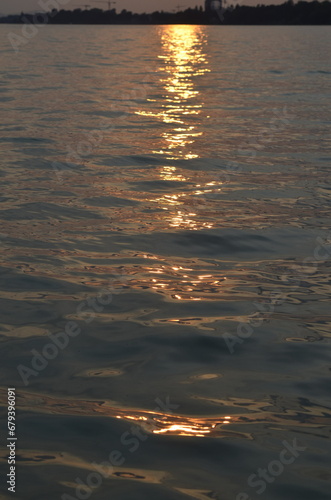 Spiegelung der untergehenden Sonne auf dem See