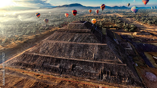 Piramide de Teotihuacán photo